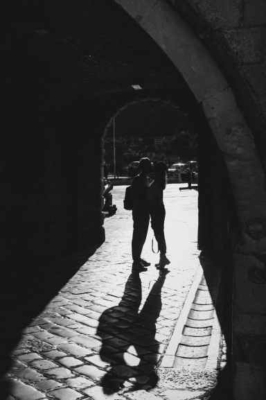 couple romantique rue s embrasser
