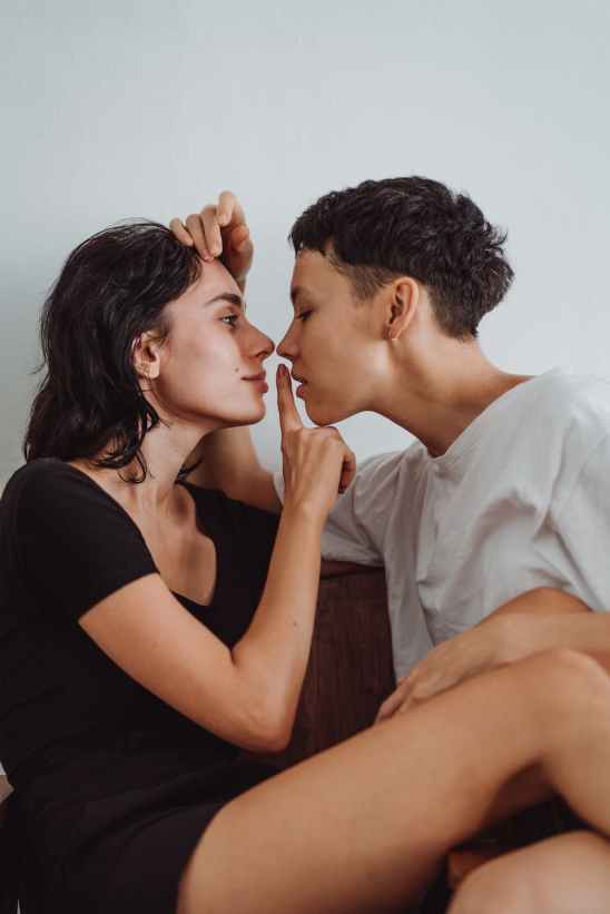 couple femmes baiser portrait