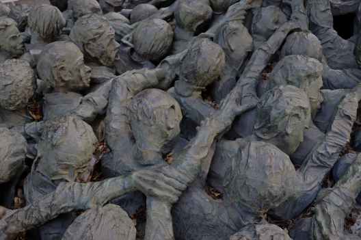 art sombre sculpture guerre