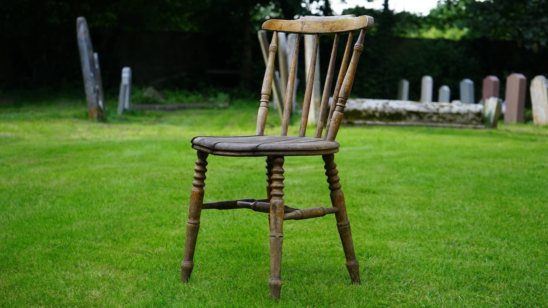 chaise en bois marron