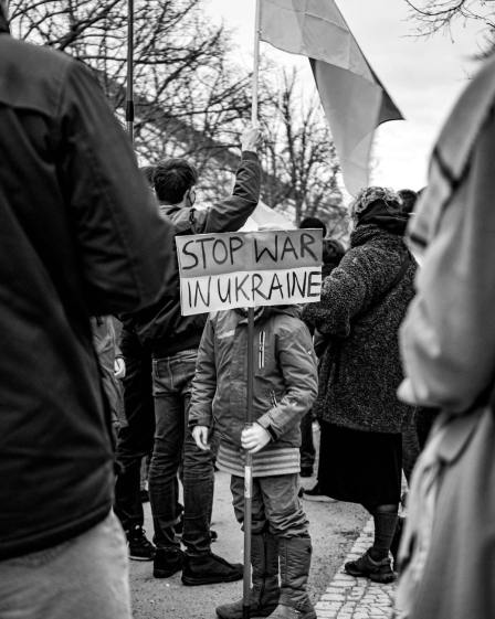 jeune fille protestant contre la guerre en ukraine