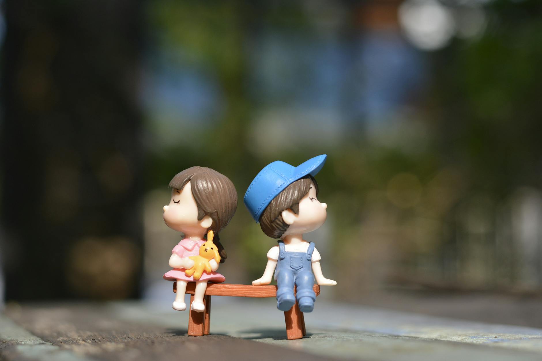 garcon et fille assis sur un banc jouet