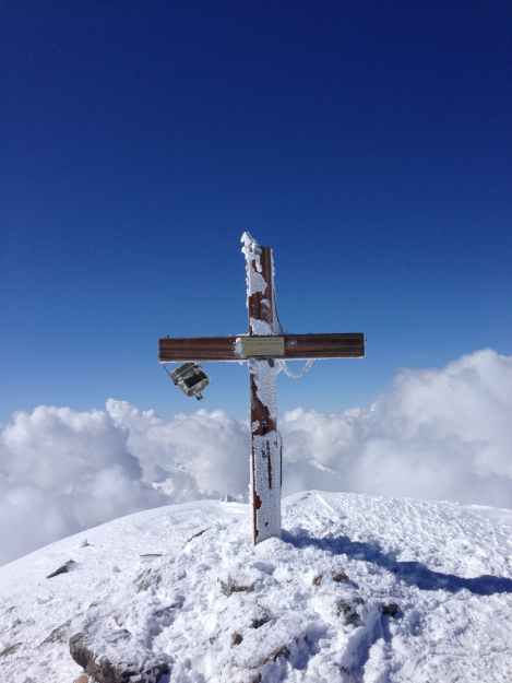 croix grave sur une colline enneigee
